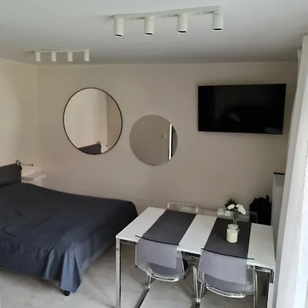Apartment Uroczy Blisko Plazy I Latarni *